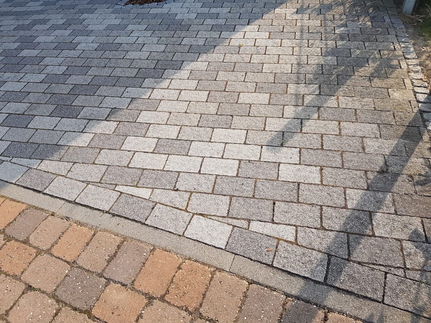 Detailaufnahme einer in Fächerbogen verlegten Pflasterfläche