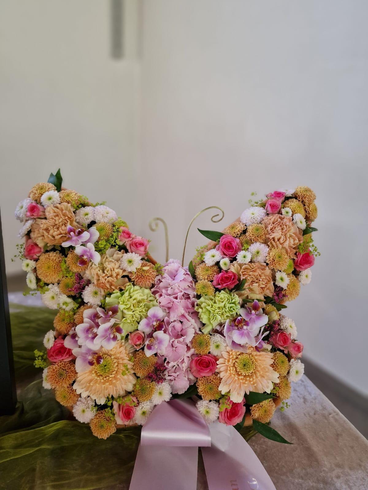 Blumengesteck in Schmetterlingsform aus Rosen, Chrysanthemen und Orchideen
